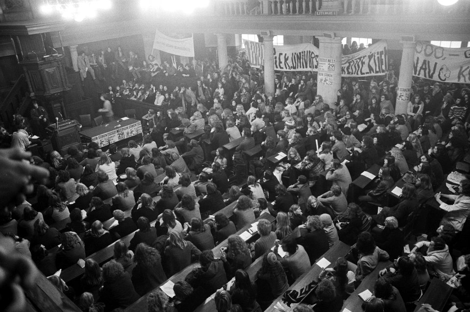 Demonstranten van Universiteiten Amsterdam tegen onderwijsbeleid regering, Amste, Bestanddeelnr 925-1896