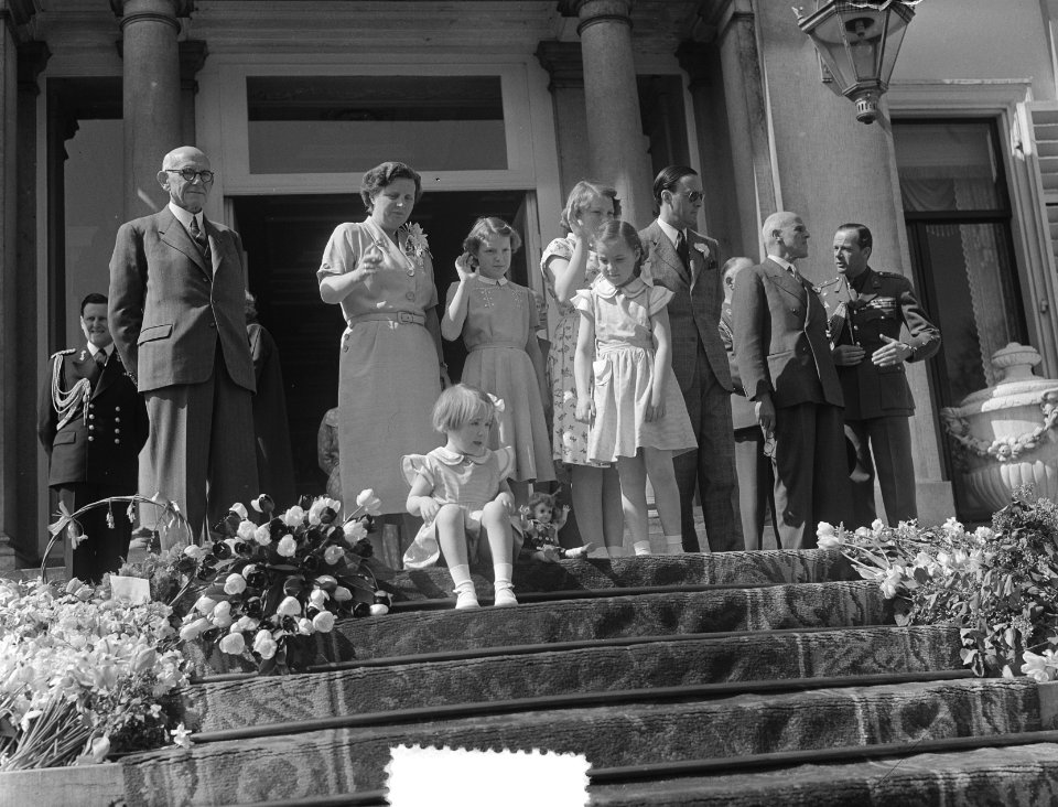 Defilé op Soestdijk. De koninklijke familie staat op het bordes Van links naar r, Bestanddeelnr 905-0851