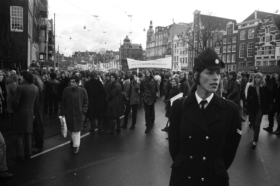 Demonstranten van Universiteiten Amsterdam tegen onderwijsbeleid regering, Amste, Bestanddeelnr 925-1894
