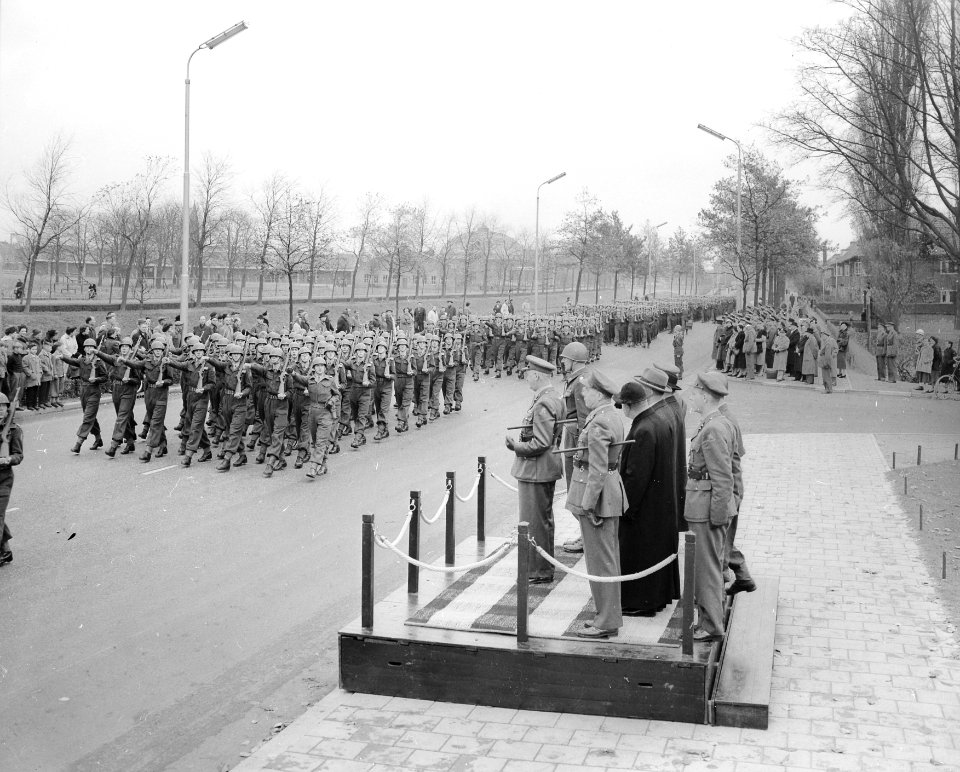 Defile 10 jarig bestaan Artillerieschool Breda, Bestanddeelnr 907-4293