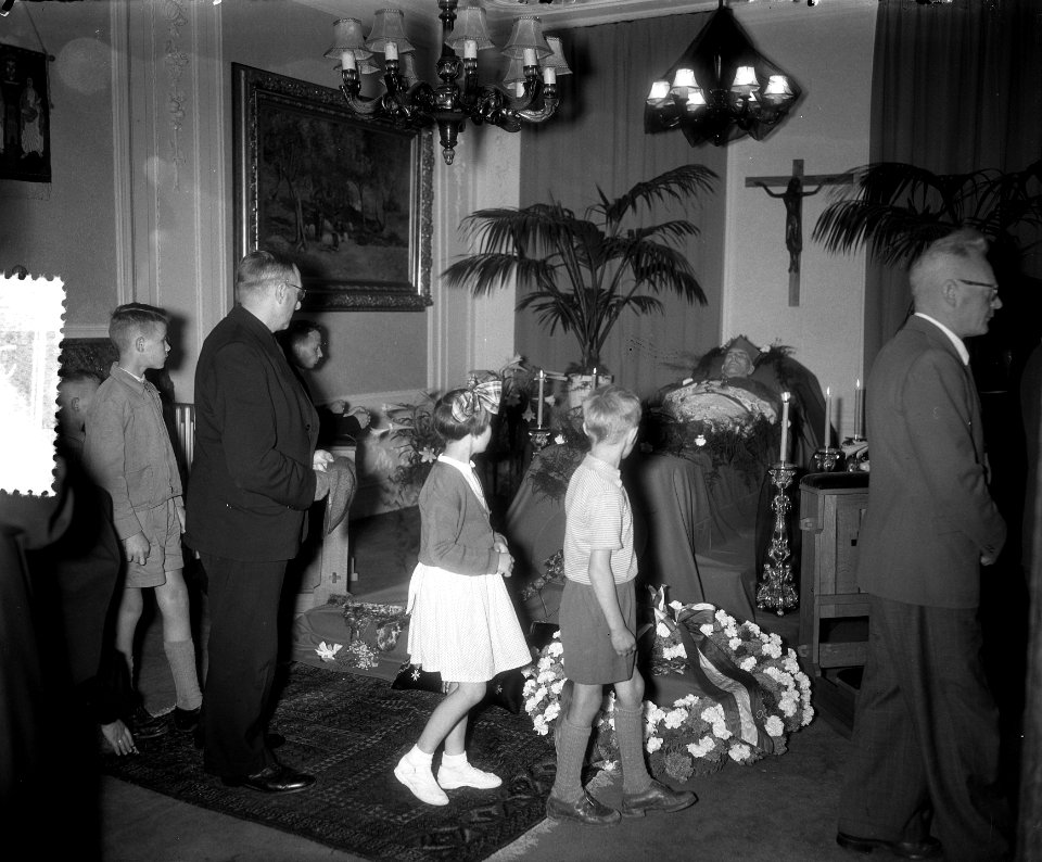 Defile Amersfoort langs baar Kardinaal De Jong, Bestanddeelnr 907-3193