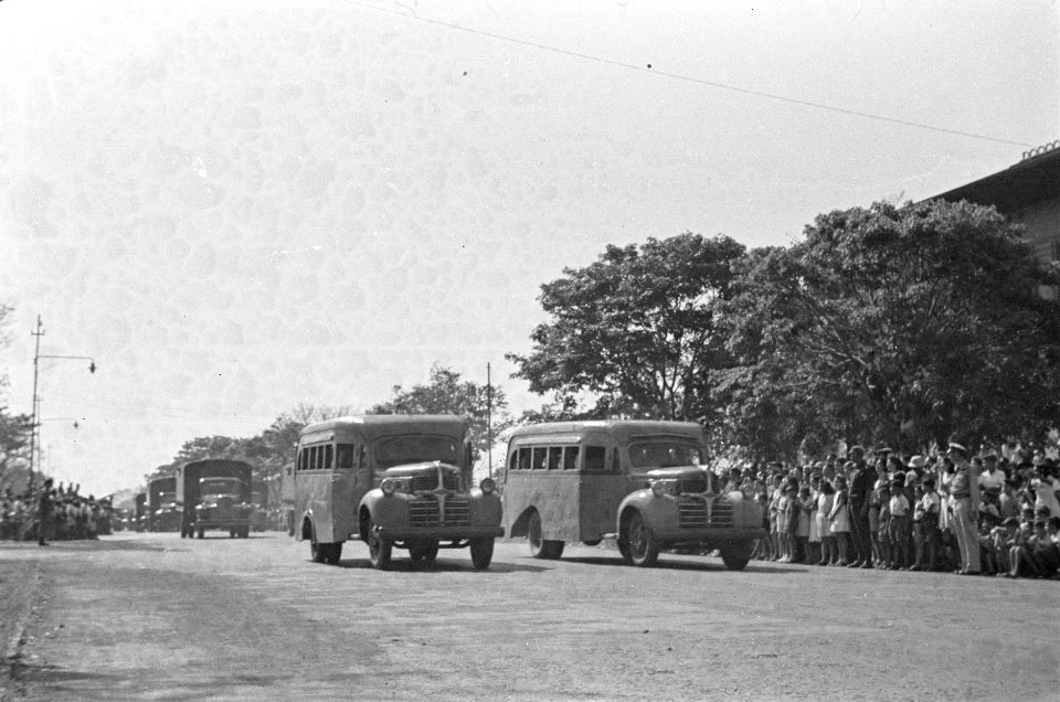 Defilé t.g.v. verjaardag koningin Wilhelmina voor het gebouw van Verkeer en Wat, Bestanddeelnr 42-5-4