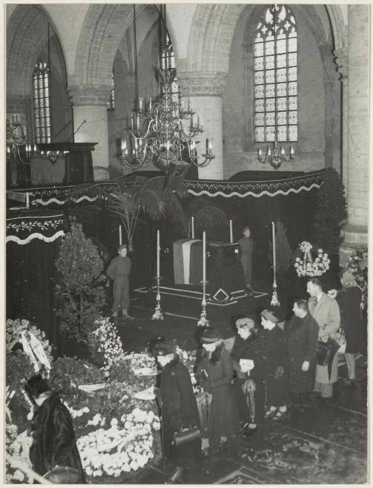 Defilé in de Grote of St. Bavokerk langs de baar van de illegale verzetsstrijdster Hannie Schaft. NL-HlmNHA 54011192