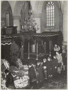 Defilé in de Grote of St. Bavokerk langs de baar van de illegale verzetsstrijdster Hannie Schaft. NL-HlmNHA 54011192