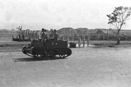 Defilé t.g.v. verjaardag koningin Wilhelmina voor het gebouw van Verkeer en Wat, Bestanddeelnr 42-4-4