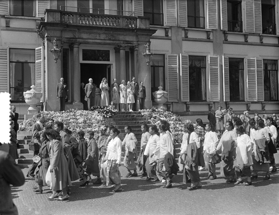 Defilé op Soestdijk. De koninklijke familie staat op het bordes. Een groep Moluk, Bestanddeelnr 905-0847