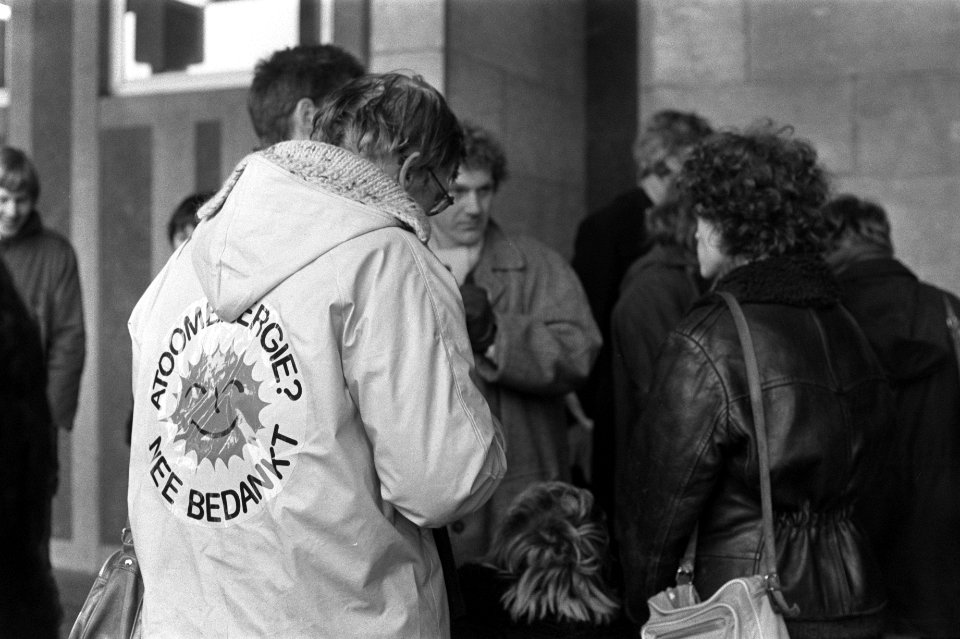 Dem. voor Paleis van Justitie in Arnhem tijdens terechtstaan 13 mensen die in Do, Bestanddeelnr 931-8542