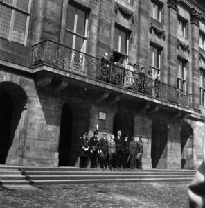 Defilé langs het Paleis op de Dam. Voor het palies staan een rij mannen in unif, Bestanddeelnr 900-4672