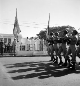 Defilé Militairen passeren het rostrum, waarop staan vice-admiraal Pinke, PJA, Bestanddeelnr 11957