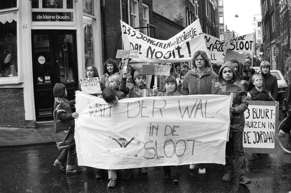 Dem optocht naar Stadhuis Amsterdam voor behoud Jordaans buurthuis De Egelanti, Bestanddeelnr 931-1702