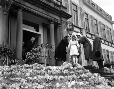 Defilé langs paleis Soestdijk ter gelegenheid van de verjaardag van koningin Jul, Bestanddeelnr 907-7271