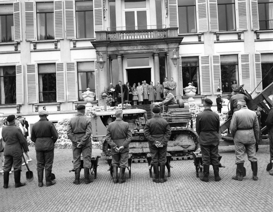 Defilé langs de koninklijke familie op het bordes van paleis Soestdijk, Bestanddeelnr 907-7259