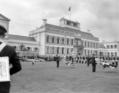 Defilé langs paleis Soestdijk ter gelegenheid van de verjaardag van koningin Jul, Bestanddeelnr 907-7269