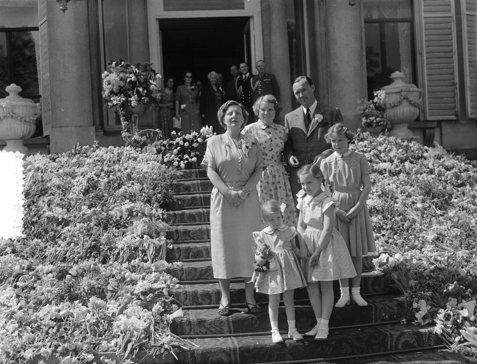 Defilé op Soestdijk. De koninklijke familie staat op de trappen van het bordes t, Bestanddeelnr 905-0857