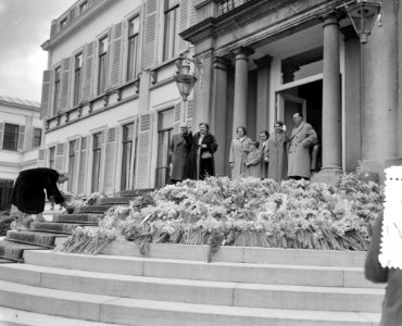 Defilé langs paleis Soestdijk ter gelegenheid van de verjaardag van koningin Jul, Bestanddeelnr 907-7267
