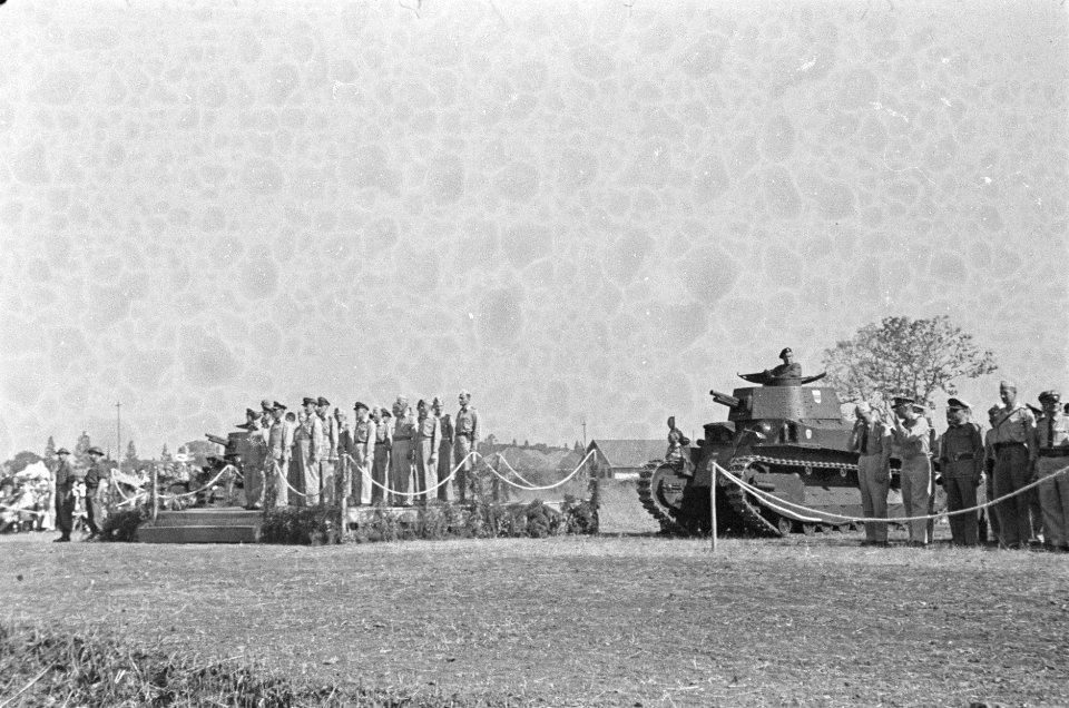 Defilé t.g.v. verjaardag koningin Wilhelmina voor het gebouw van Verkeer en Wat, Bestanddeelnr 42-4-2