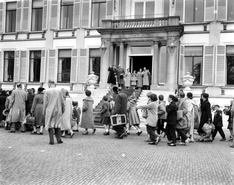 Defilé langs paleis Soestdijk ter gelegenheid van de verjaardag van koningin Jul, Bestanddeelnr 907-7255