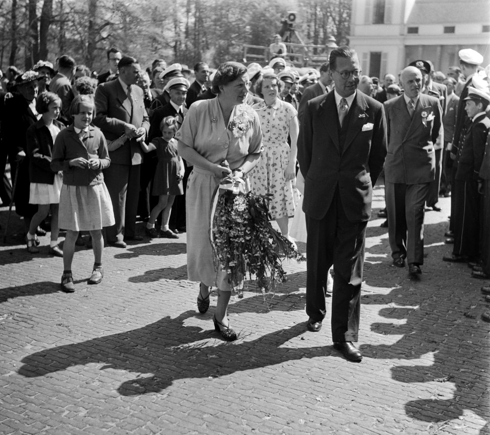 Defilë op paleis Soestdijk. Rondgang van koningin Juliana, Bestanddeelnr 905-1013