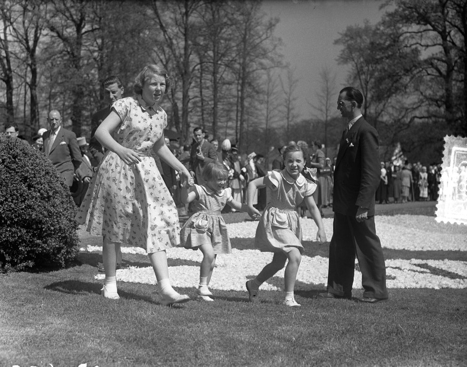 Defilé op Soestdijk Prinsessen Beatrix, Margriet en Marijke (Christina), Bestanddeelnr 905-0853