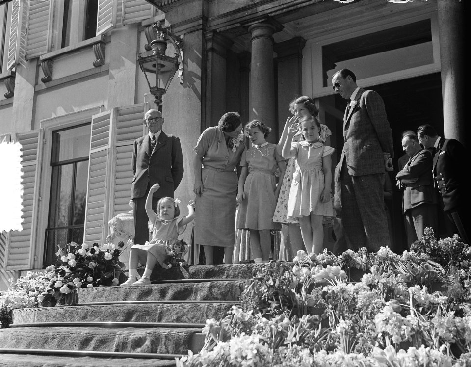Defilé op Soestdijk. De koninklijke familie staat op het bordes Van links naar r, Bestanddeelnr 905-0855