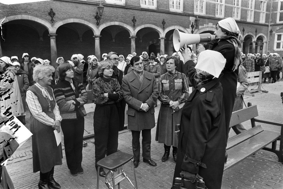 Dem. vrouwen uit solidariteit met Dwaze Moeders leden Kamercommissie BuiZa ont, Bestanddeelnr 932-8719