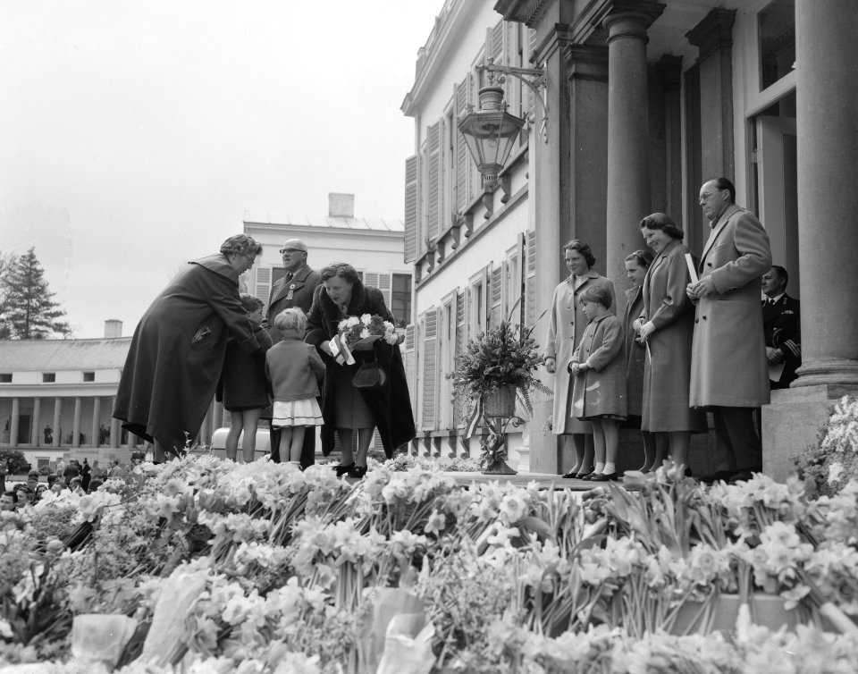 Defilé langs paleis Soestdijk ter gelegenheid van de verjaardag van koningin Jul, Bestanddeelnr 907-7256