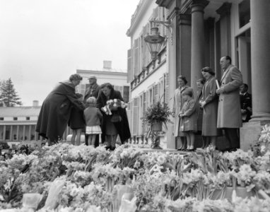 Defilé langs paleis Soestdijk ter gelegenheid van de verjaardag van koningin Jul, Bestanddeelnr 907-7256