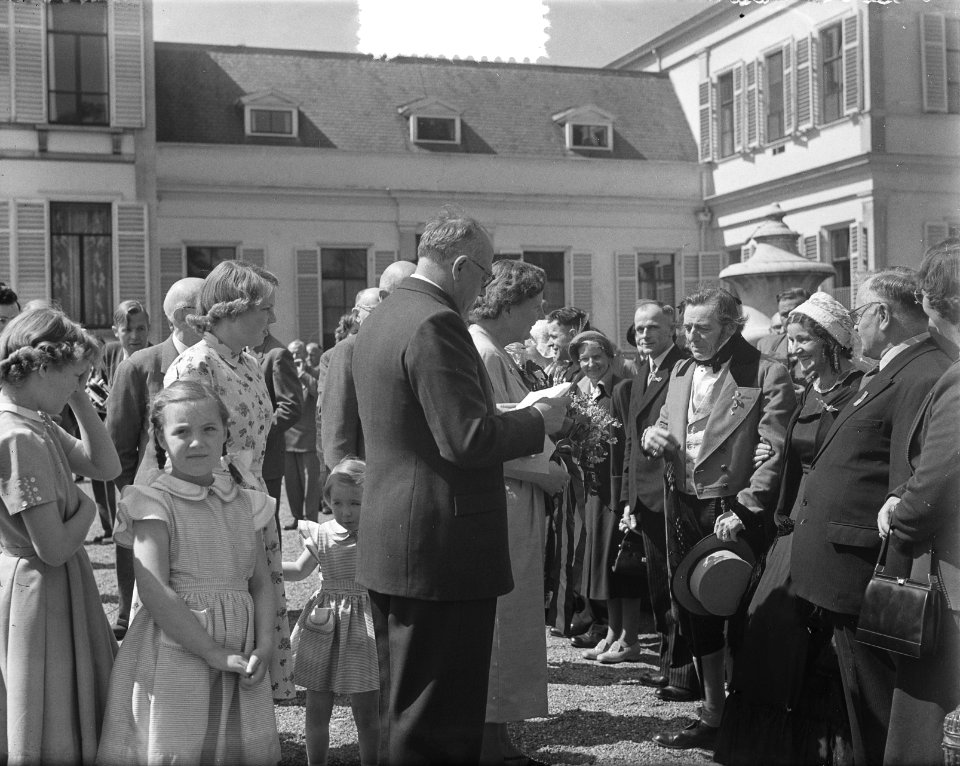 Defilé op Soestdijk. Koningin Juliana praat met deelnemers in historische kostuu, Bestanddeelnr 905-0868