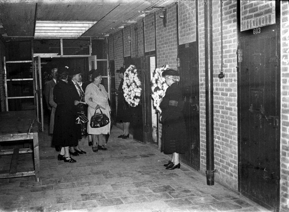 Defile langs de dodencel, Bestanddeelnr 902-3394