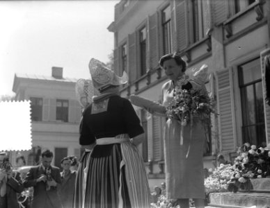 Defilé op Soestdijk. Koningin Juliana krijgt van een Volendamse dame een pop in , Bestanddeelnr 905-0864