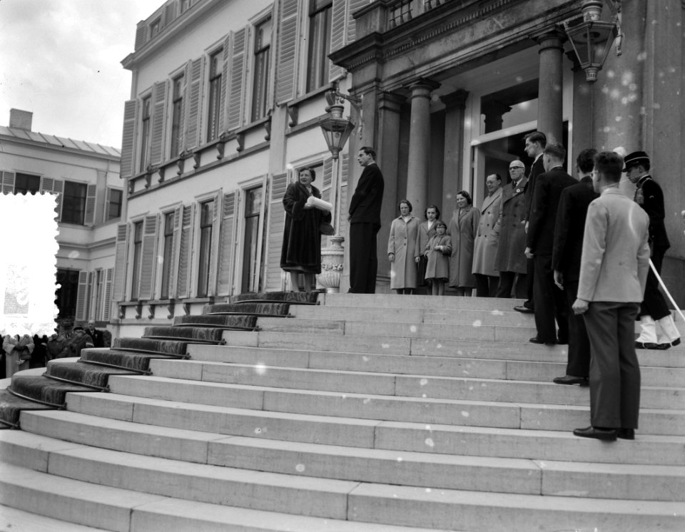 Defilé langs de koninklijke familie op het bordes van paleis Soestdijk koningin, Bestanddeelnr 907-7272