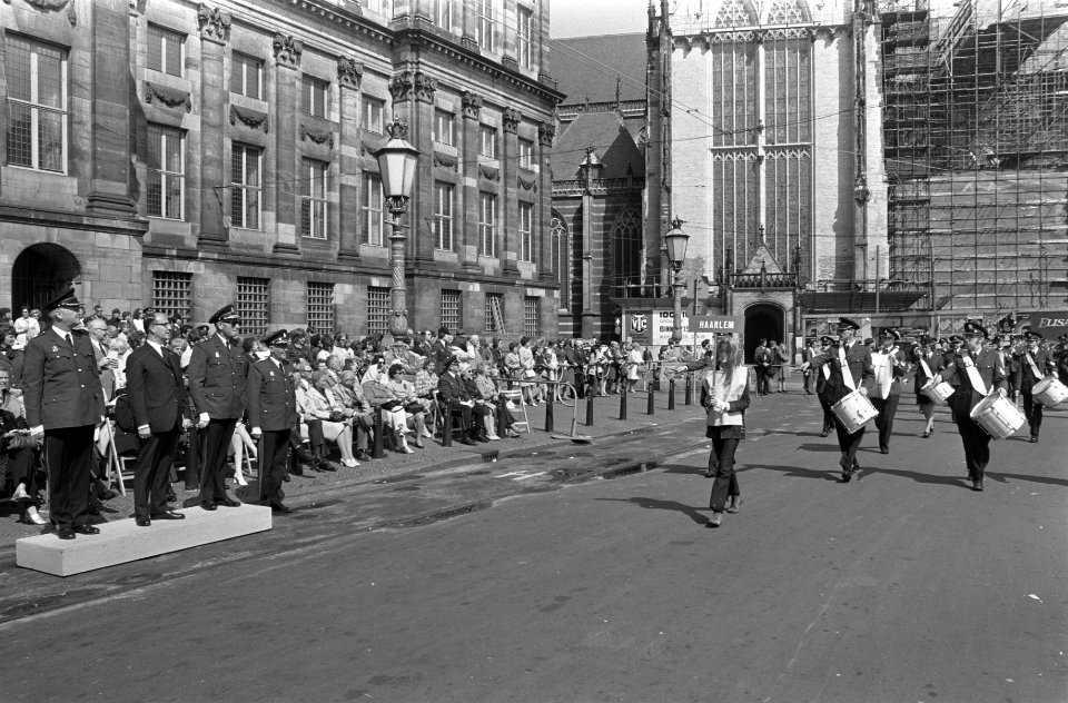 Defilé van een muziekkorps voor commissaris der koningin voor Noord-Holland mr. , Bestanddeelnr 925-6183