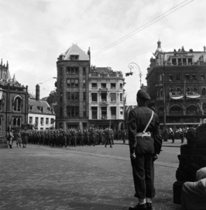 Defilé langs het Paleis op de Dam , Bestanddeelnr 900-4671
