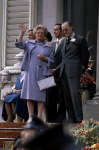 Defilé op paleis Soestdijk koningin Juliana en prins Bernhard, Bestanddeelnr 254-9908
