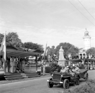Defilé op het Oranjeplein in Paramaribo, Bestanddeelnr 252-4755