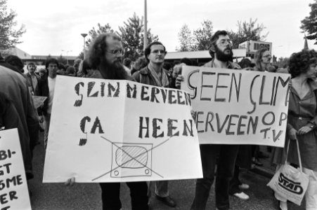 Dem. voor NOS-omroepkwartier in Hilversum tegen zendtijd Ned. Volksunie en Centrumpartij, borden Glimmerveen ga heen, Bestanddeelnr 931-4908