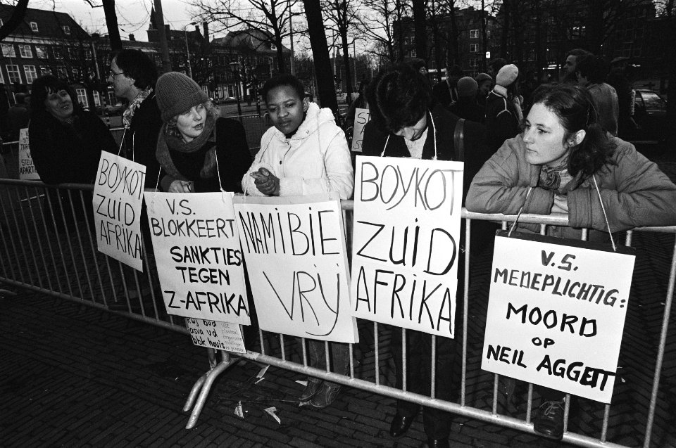 Dem. voor Am. ambassade in Den Haag tegen de Am. steun aan Zuid-Afrika. De demon, Bestanddeelnr 931-9659