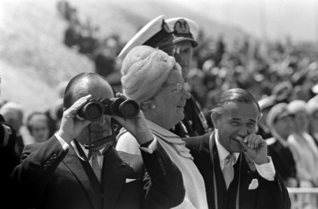 Defilé van alle Marine-onderdelen, v.l.n.r. Premier Cals met verrekijker, koning, Bestanddeelnr 919-2465