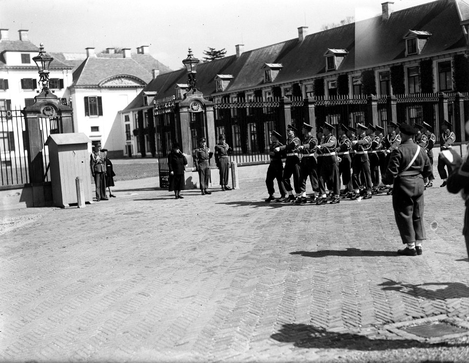 Defile Koningin tegenover 't Loo, Bestanddeelnr 902-1348