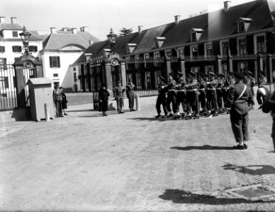 Defile Koningin tegenover 't Loo, Bestanddeelnr 902-1348