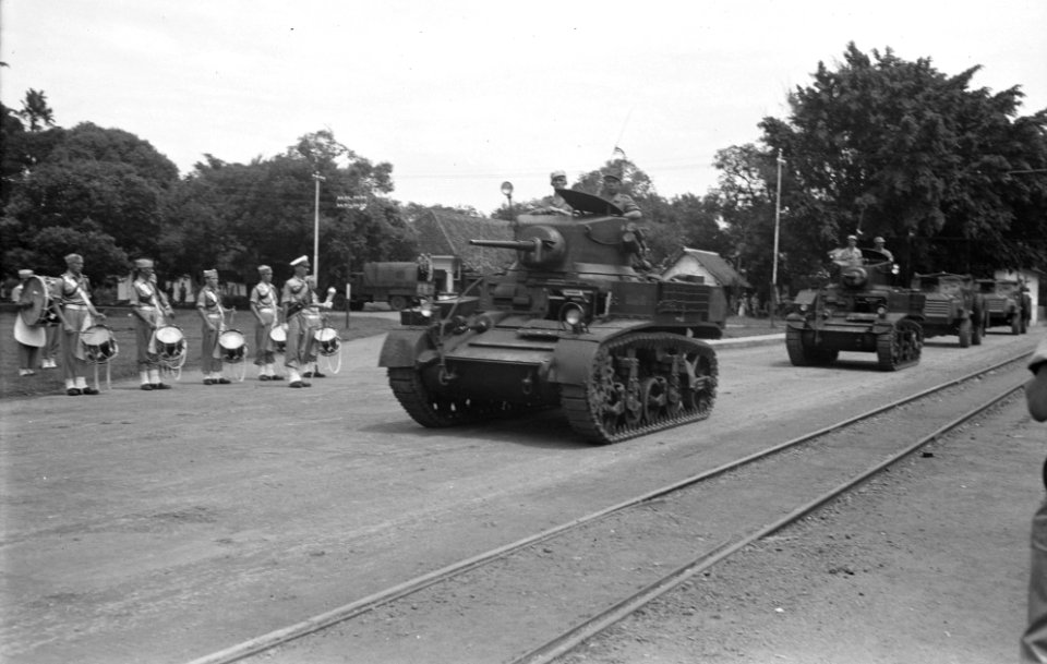 Defilé van Stuart tanks van een KNIL eskadron Vechtwagens passeert Pijperkorps , Bestanddeelnr 12995
