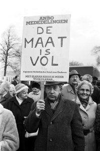 Dem. door 300 ouderen in Den Haag omdat zij vinden dat er een slecht beleid is t, Bestanddeelnr 931-9203