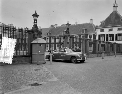 Defilé voor prinses Wilhelmina door de M.O.V.E.O. Meer Ontspanning Voor Ernsti, Bestanddeelnr 907-7586