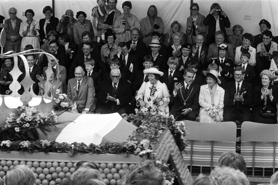Defilé voor de koninklijke familie, links van de koningen, commissaris van de ko, Bestanddeelnr 932-5787