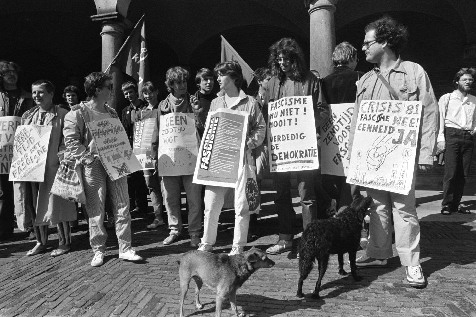 Dem. op Binnenhof tegen geven van zendtijd aan Nederlandse Volksunie en de Centrumpartij, demonstranten met borden op Binnenhof, Bestanddeelnr 931-4905
