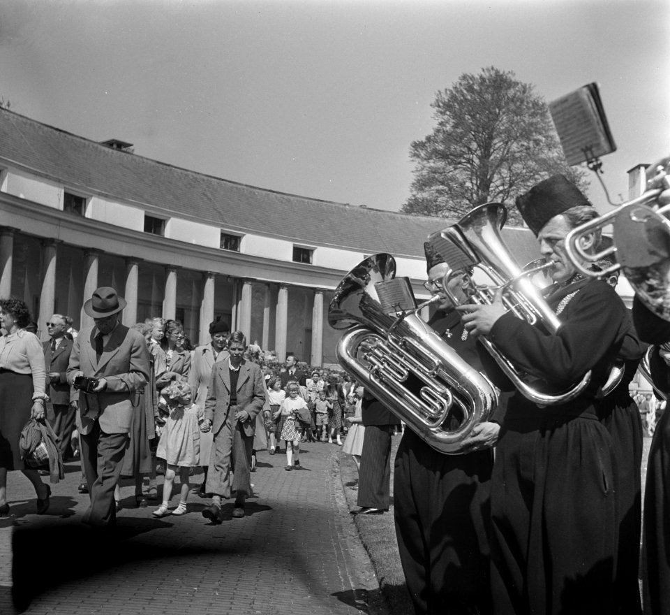 Defilë op paleis Soestdijk. Blaasorkest in Volendammer klederdracht, Bestanddeelnr 905-1008
