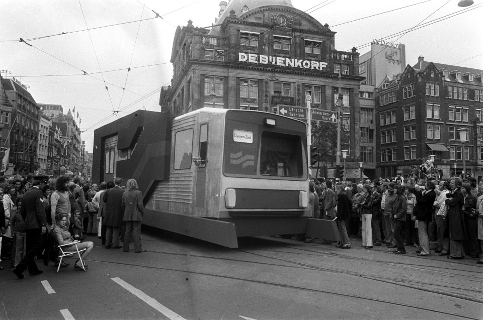 Defile GVB op Dam ivm 75-jarig GVB en 700-jarig Amsterdam metrotrein, Bestanddeelnr 928-1622