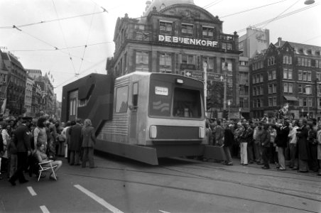 Defile GVB op Dam ivm 75-jarig GVB en 700-jarig Amsterdam metrotrein, Bestanddeelnr 928-1622