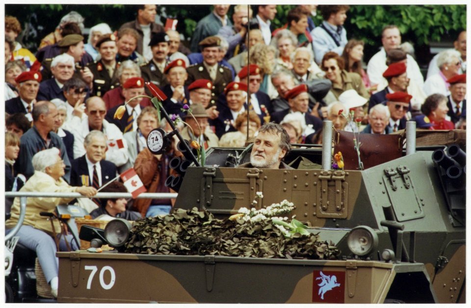 Defilé van oude legervoertuigen tijdens de herdenking van de Canadese intocht 50 jaar geleden, bijgewoond door oorlogsveteranen