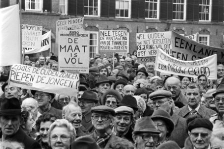 Dem. door 300 ouderen in Den Haag omdat zij vinden dat er een slecht beleid is t, Bestanddeelnr 931-9200